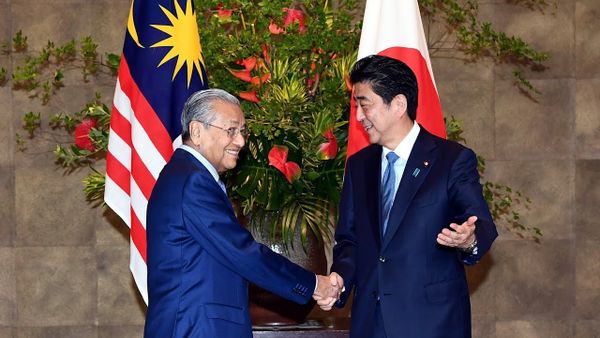 Tun M, Abe Hold Bilateral Talks