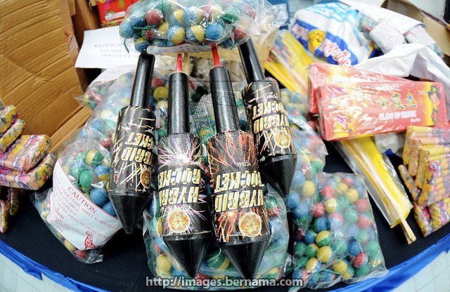 Dua jari remaja lelaki hampir putus akibat mercun bola