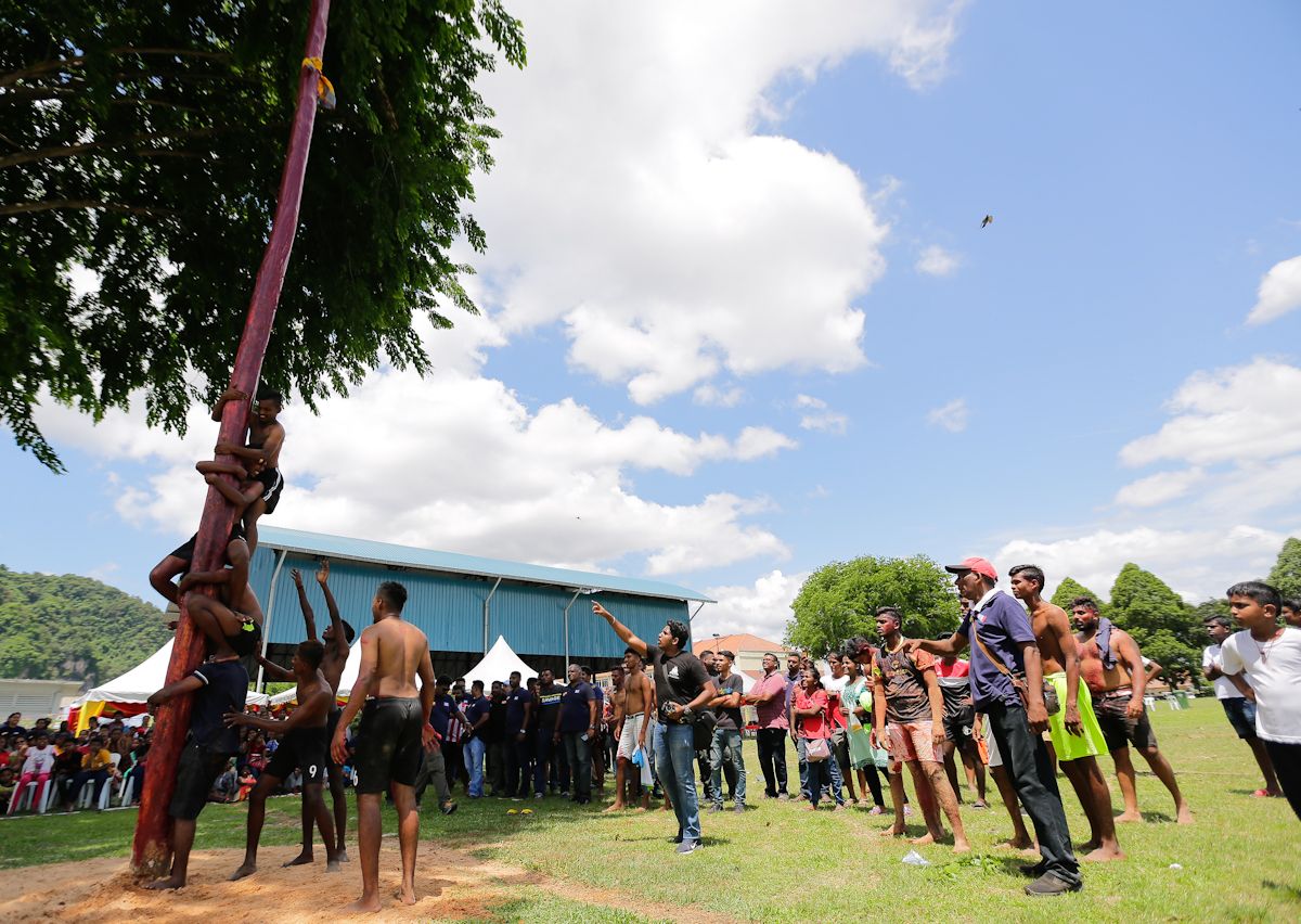 ‘Panjat tiang licin’ gamit perhatian, angkat tradisi masyarakat India