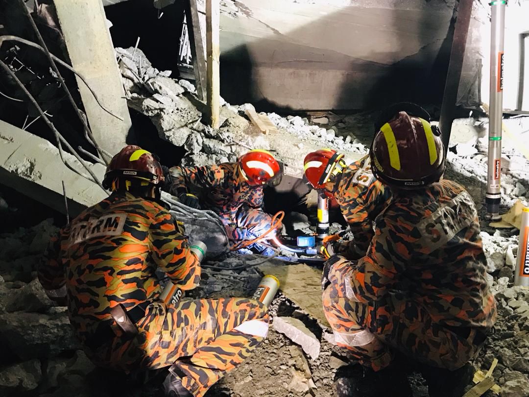 Dua cedera, seorang terperangkap dalam runtuhan di LRT Gombak