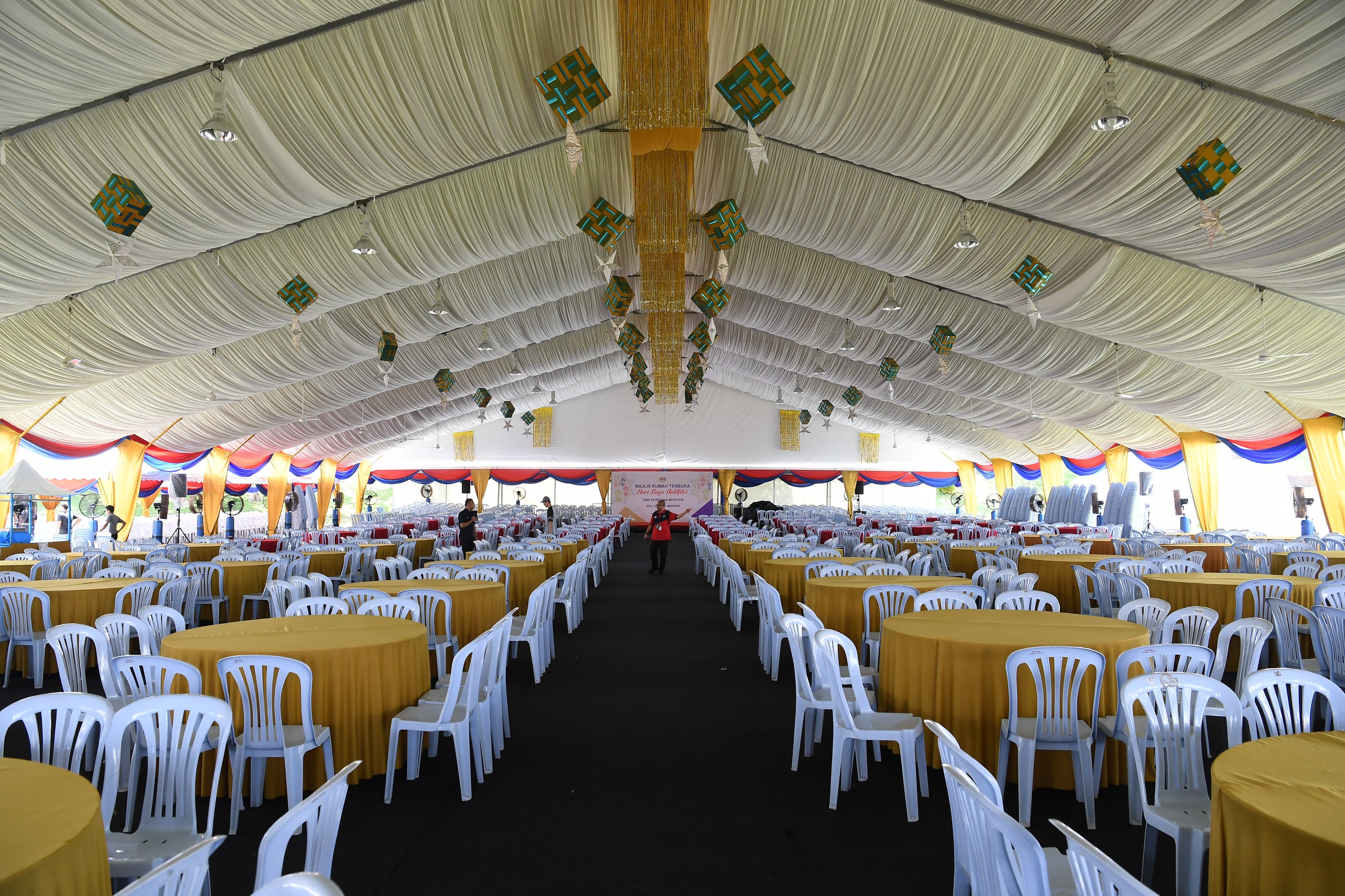 Petugas tekun siapkan Majlis Rumah Terbuka Aidilfitri Seri Perdana esok