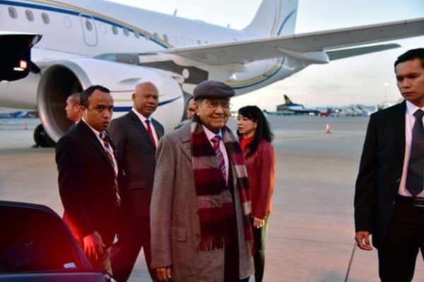 Dr M Joins M'sians in London Raya Open House