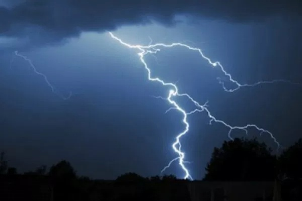 疑打雷时使用手机 12岁女童房内触电死亡