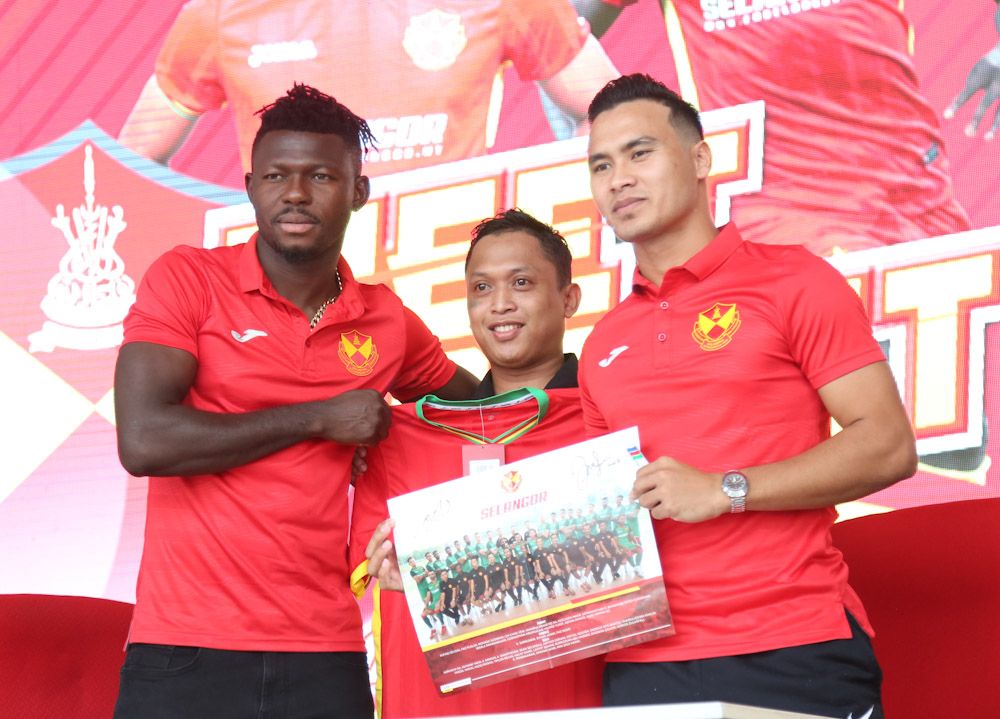 Baju T Polo Red Giants khas buat peminat