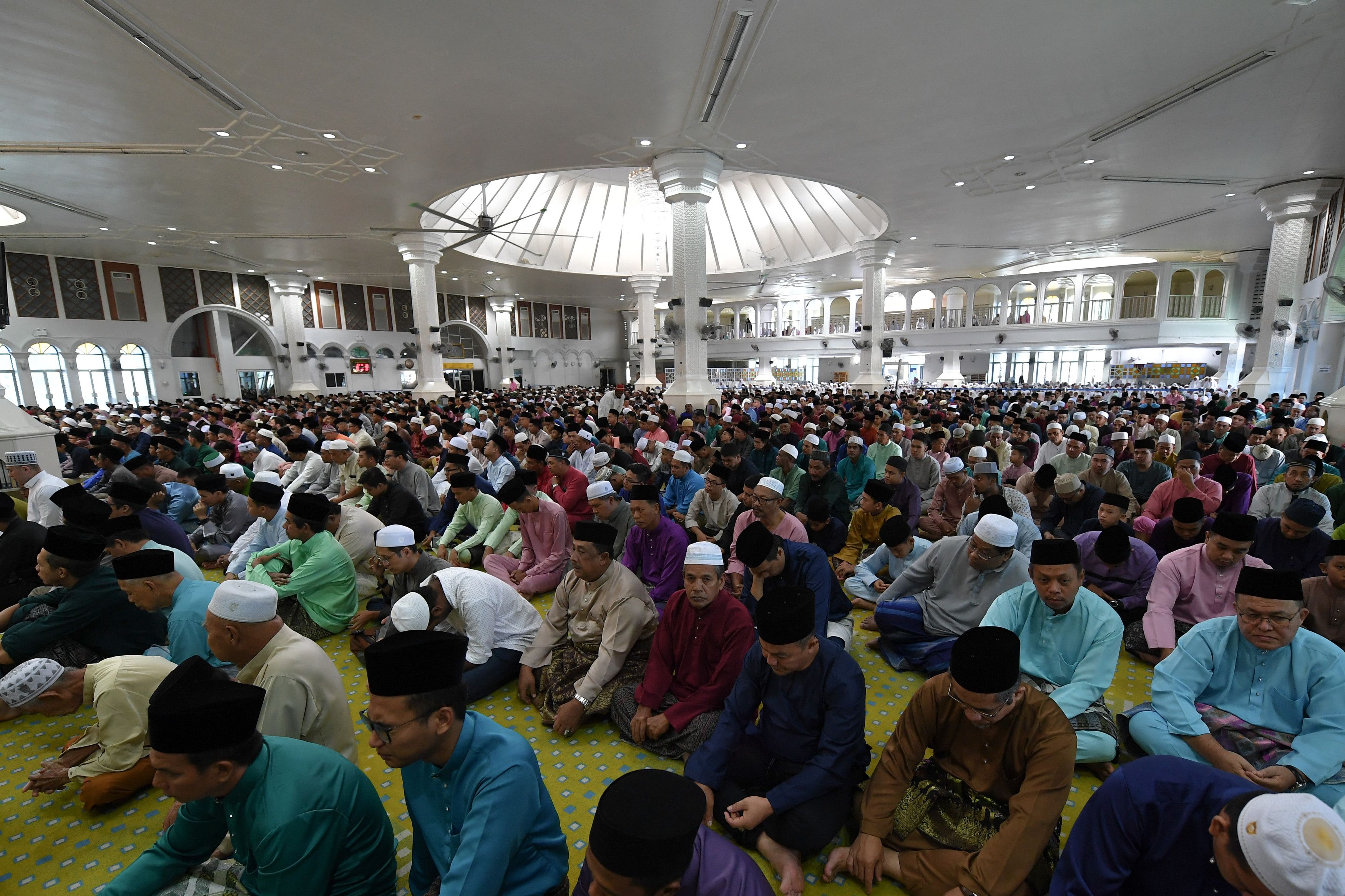 Umat Islam rai Aidilfitri penuh semangat ukhuwah dan keimanan