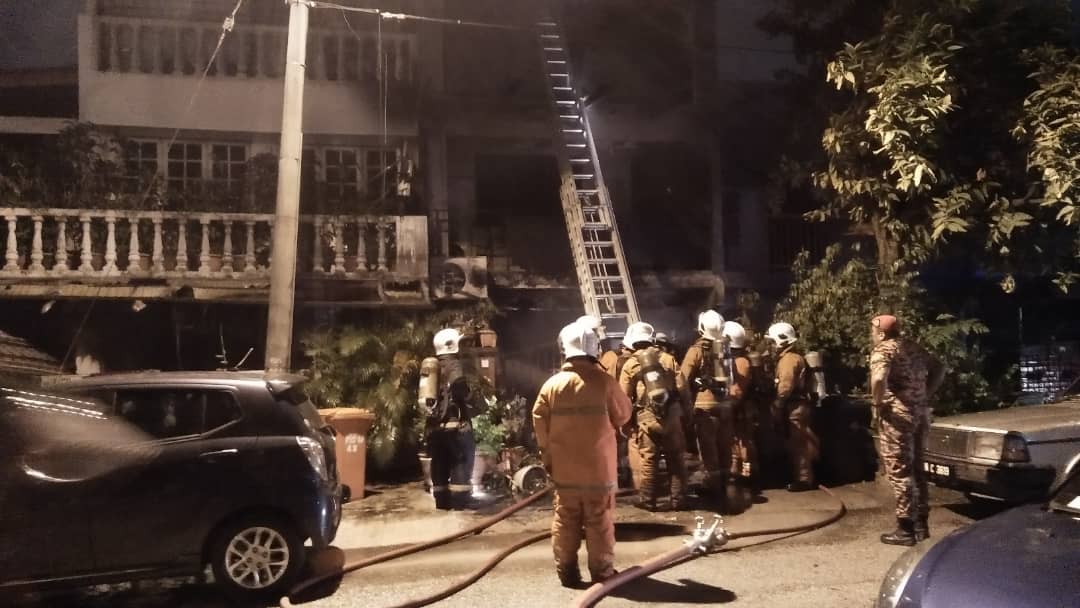 Tiga sekeluarga maut terperangkap dalam kebakaran rumah