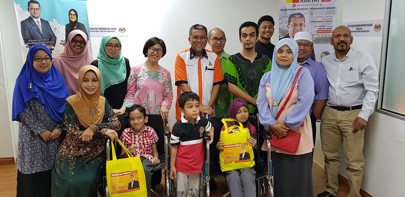 Dua anak istimewa terima sumbangan YAWAS