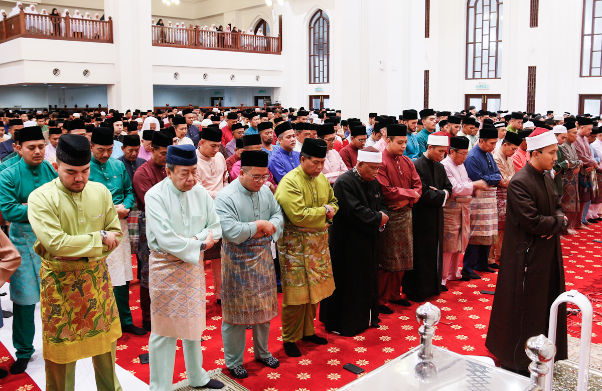 Sultan Sharafuddin solat Aidilfitri bersama lebih 5,000 jemaah