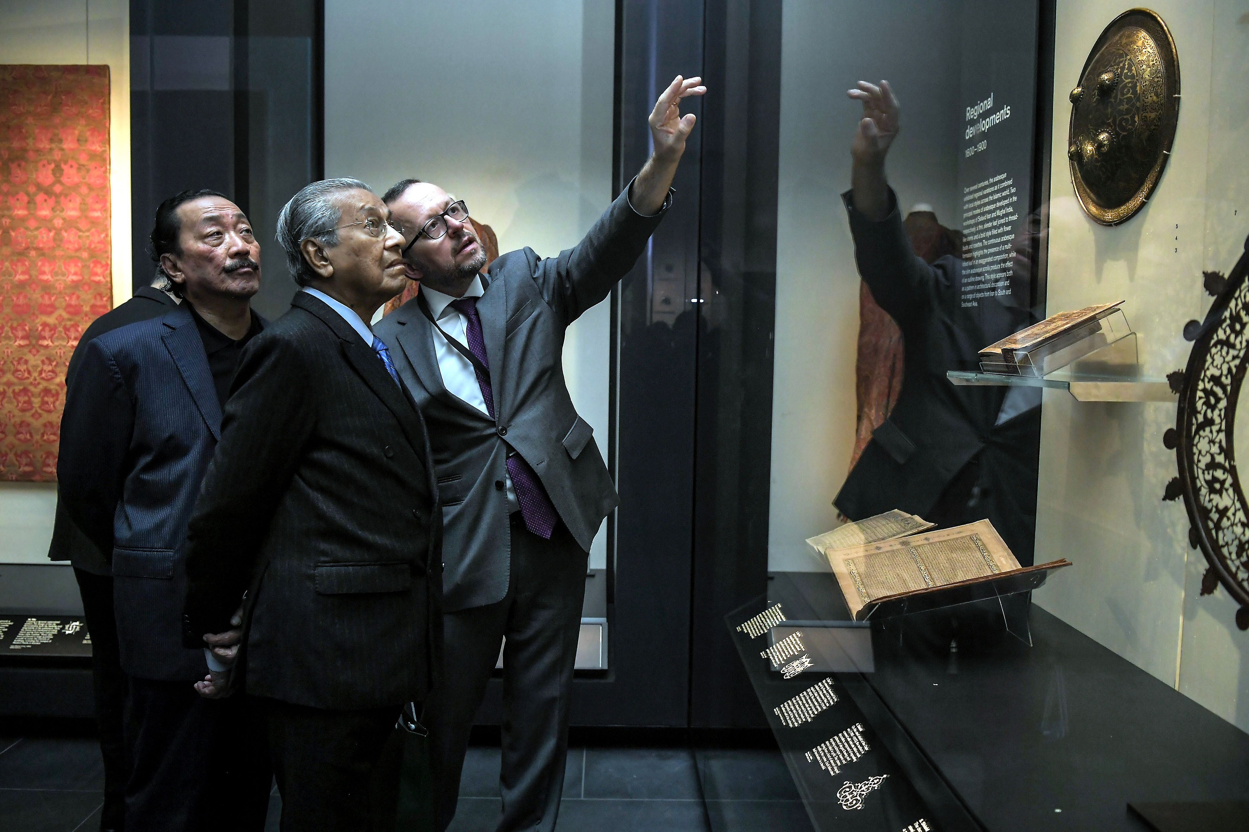 Dr Mahathir lawat galeri Yayasan Al-Bukhary di British Museum