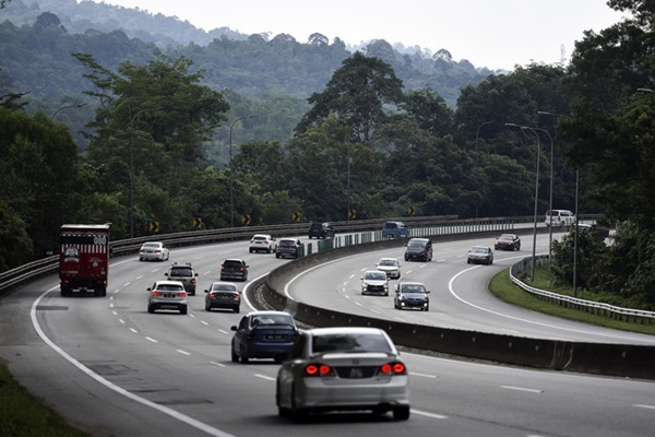 Aliran trafik perlahan petang ini