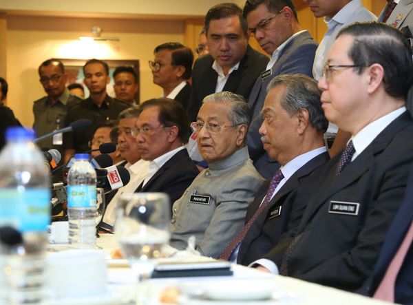 Kerajaan gugur perkataan mandatori