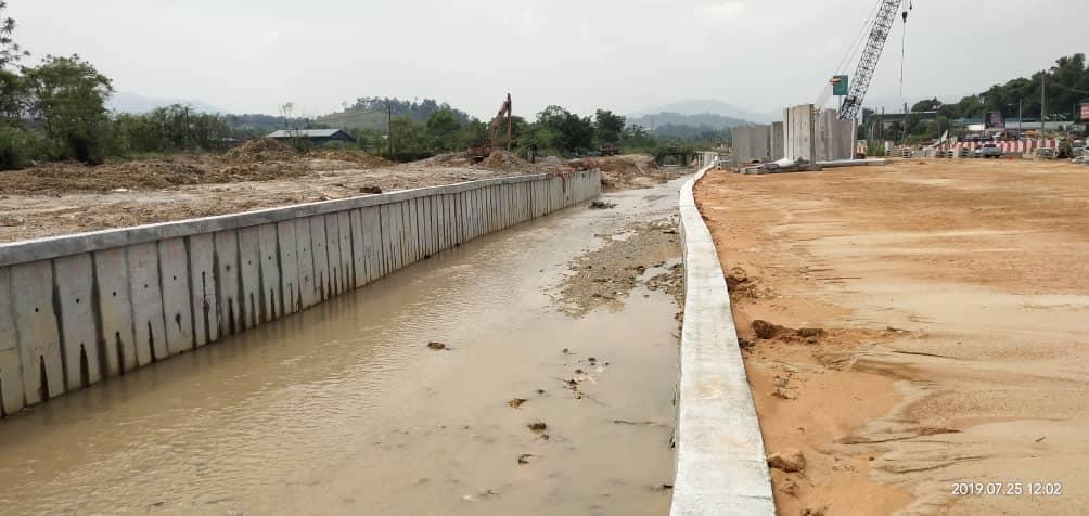 Kerja mitigasi banjir di Rawang sedang giat dijalankan