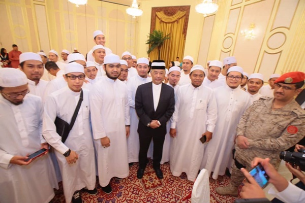 Teruja bertemu Agong di Madinah