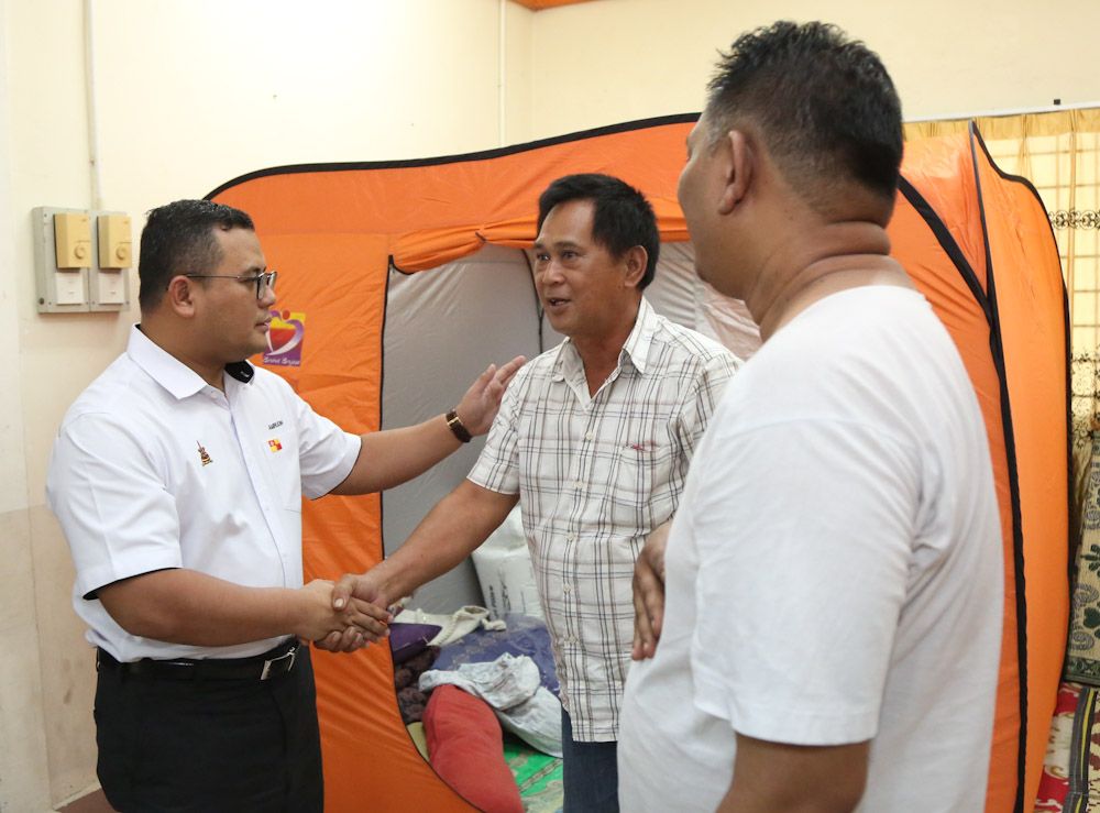 Pokok gergasi tumbang selepas hujan batu