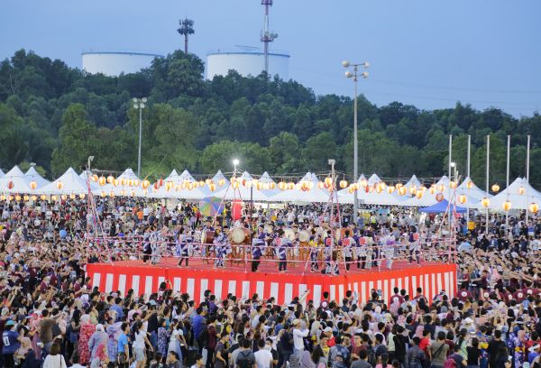 日本盆舞节热爆 4万人舞动全场