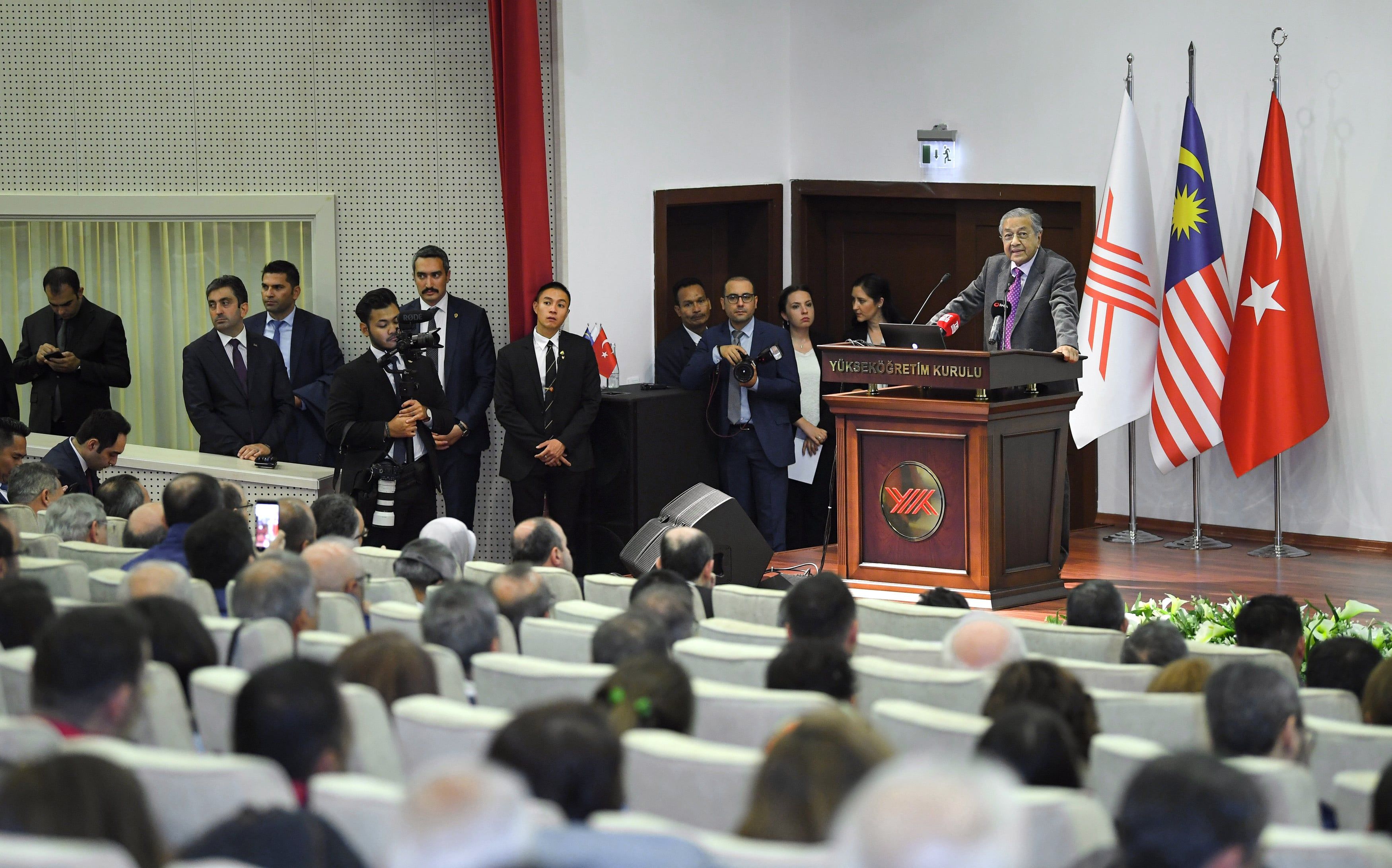 Ikut ajaran salah punca banyak negara Islam lemah - Tun M