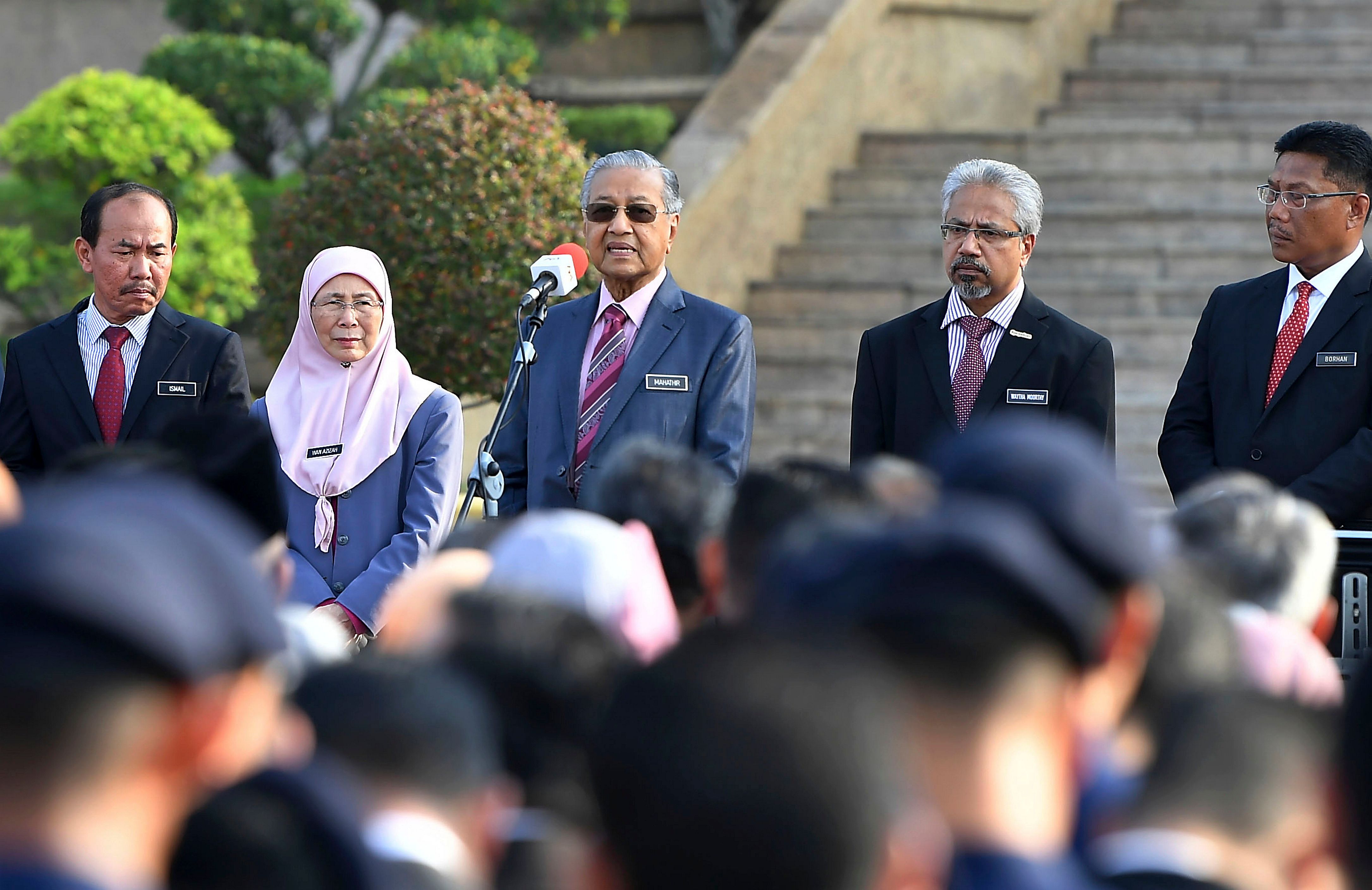 அரசாங்க பணியாளர்களுக்கு சகிப்புத் தன்மை தேவை - துன் மகாதீர்