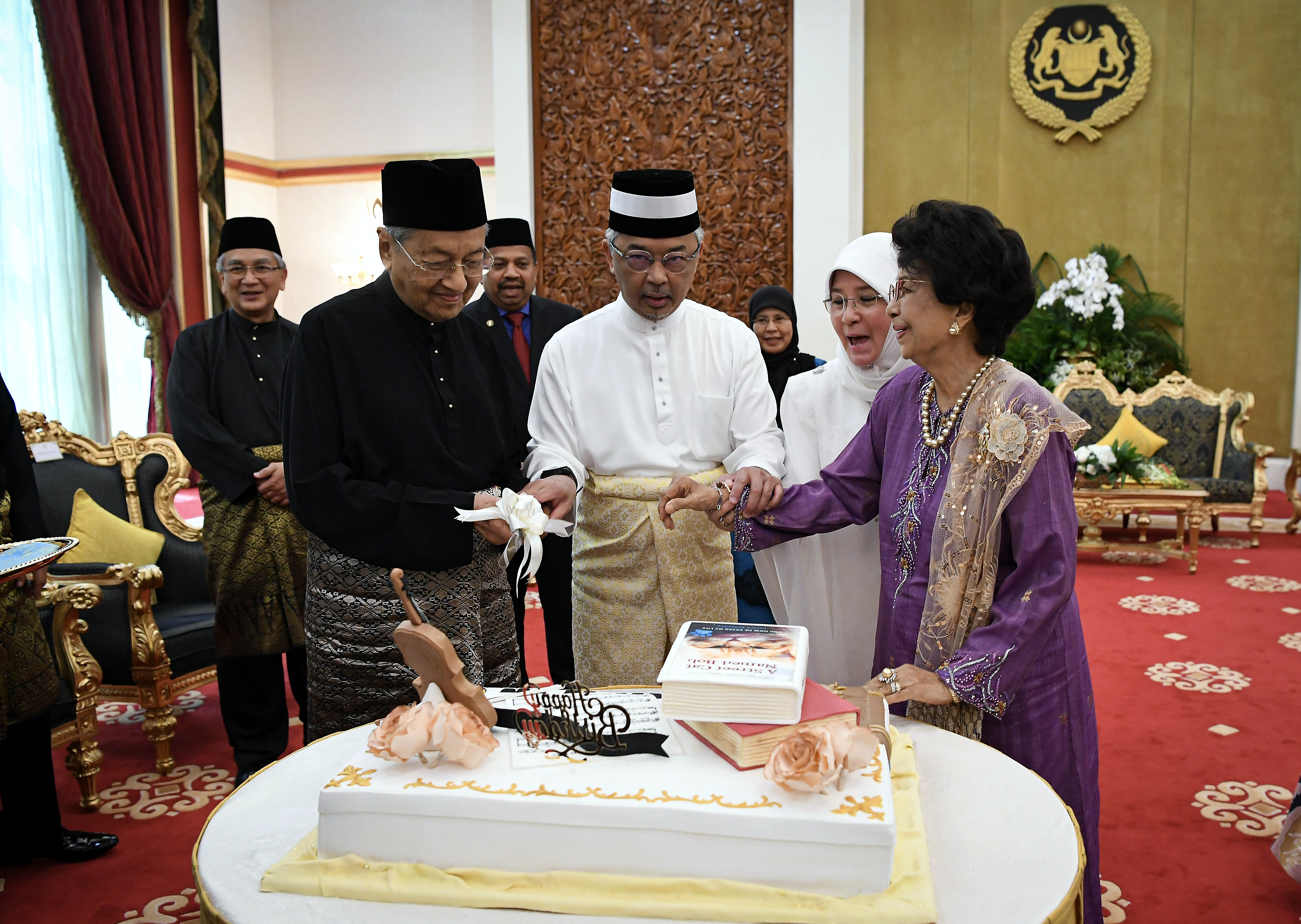 Agong, Raja Permaisuri berkenan sambut hari jadi PM, isteri