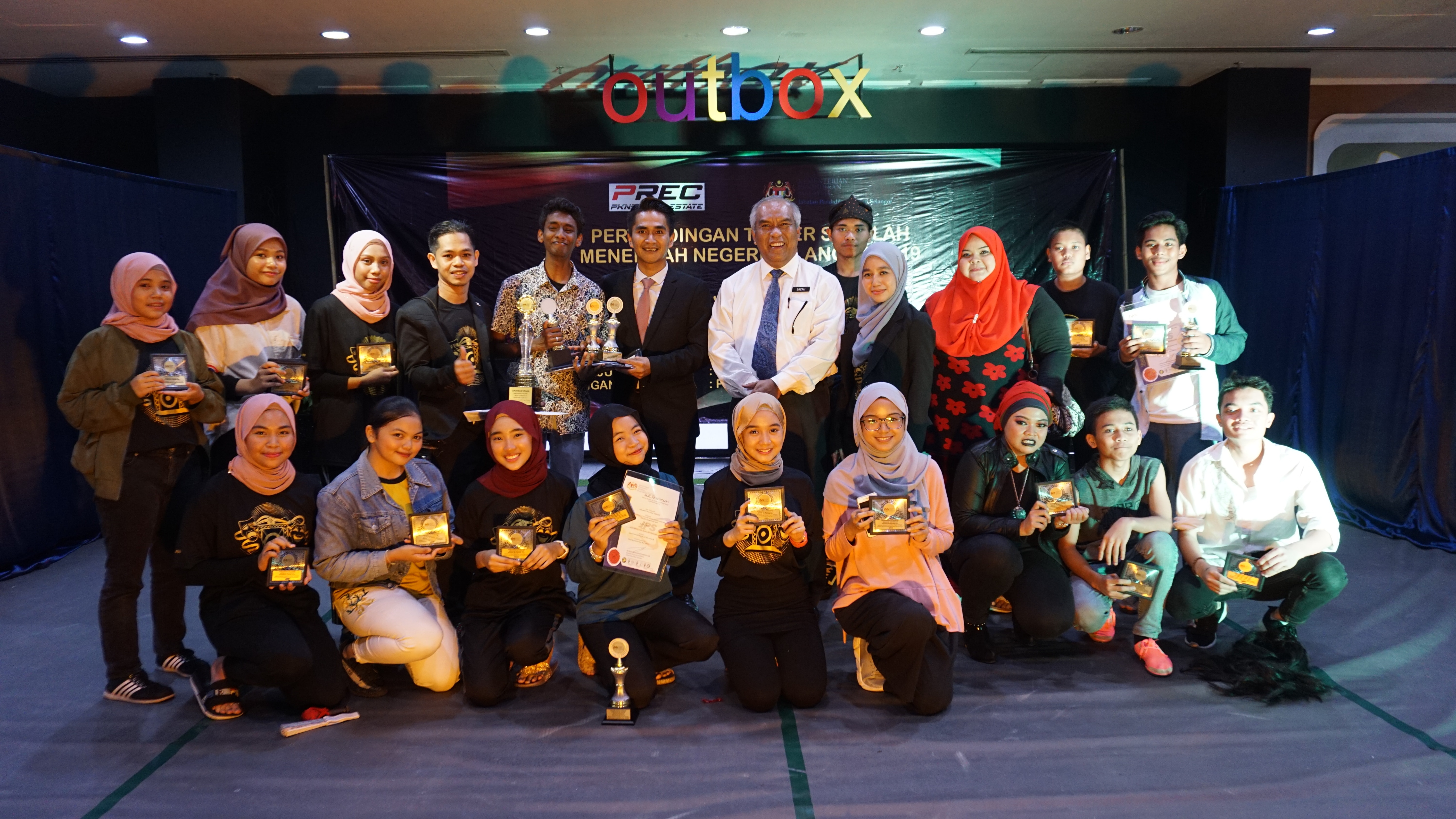 Angin Dewa rangkul emas pertandingan Teater