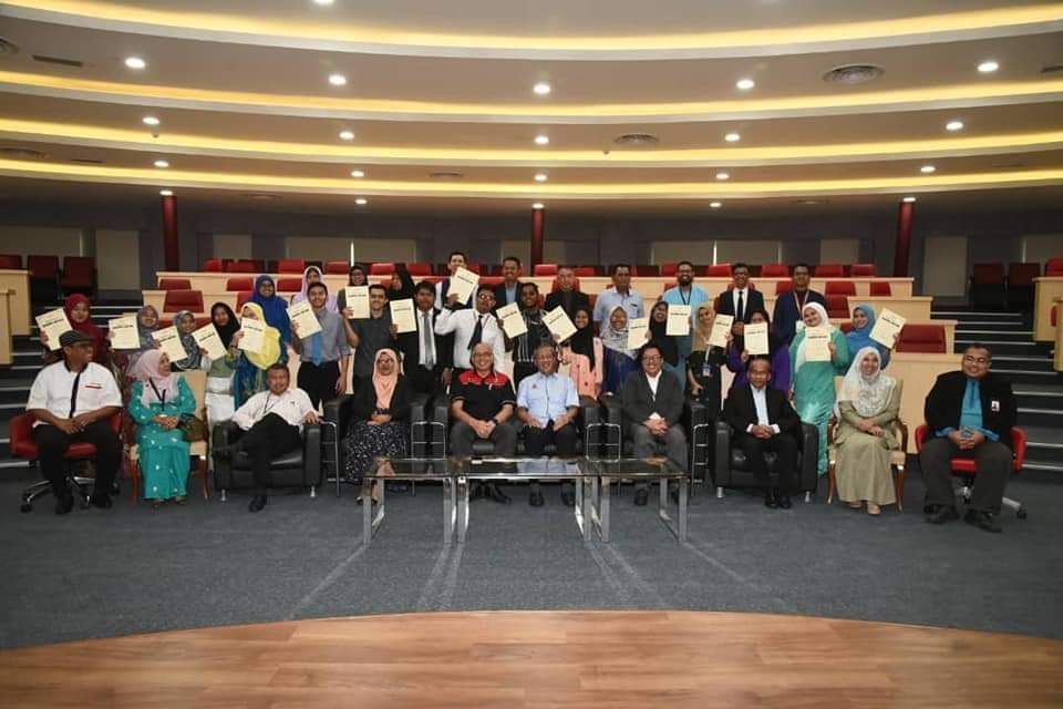 20 pelajar UNISEL terima Biasiswa Bestari