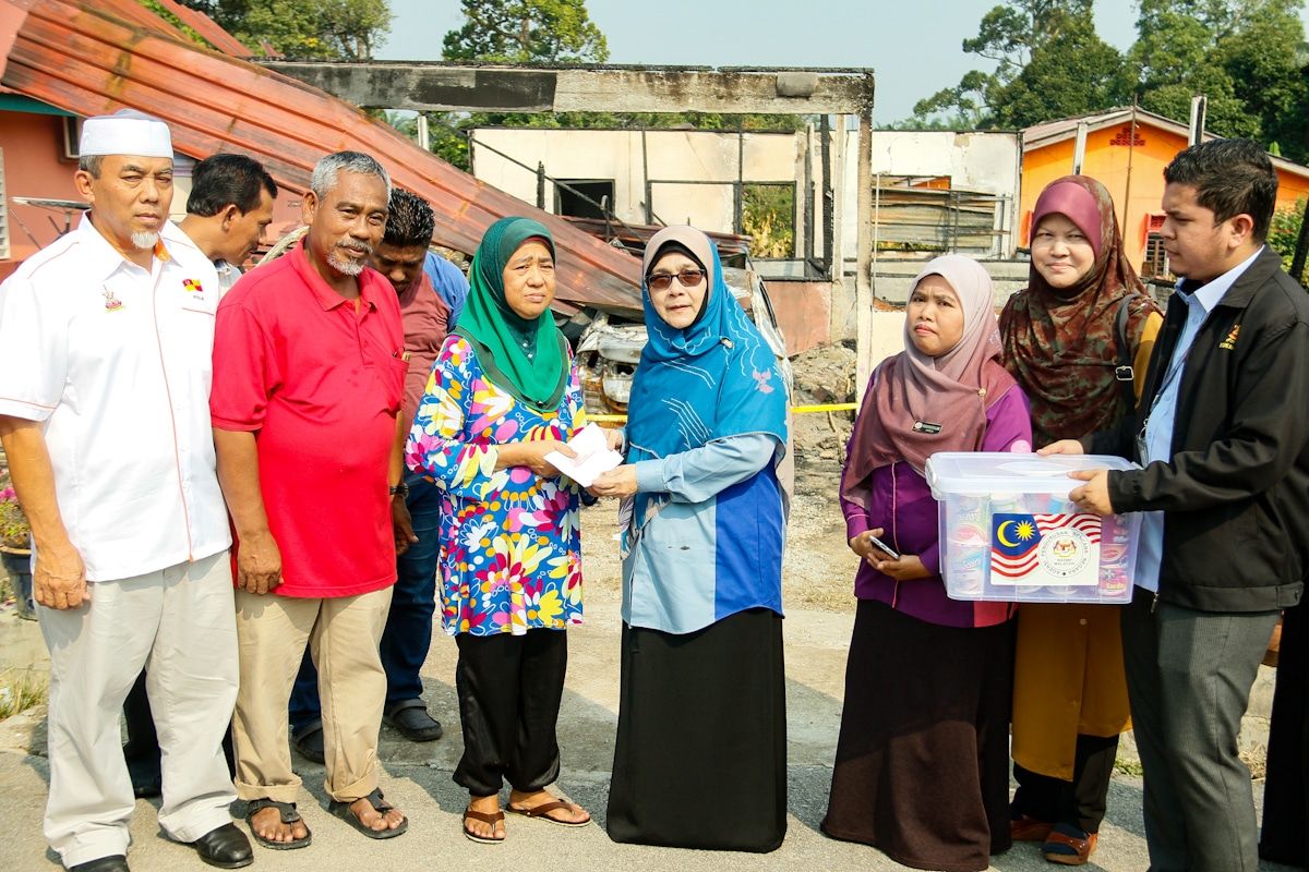 Waris mangsa kebakaran terima sumbangan Kerajaan Negeri