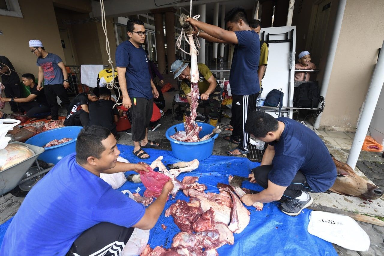 Anggota ATM tunai ibadah korban