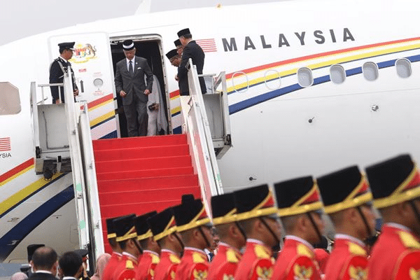 Agong terima sambutan negara sempena lawatan ke Indonesia