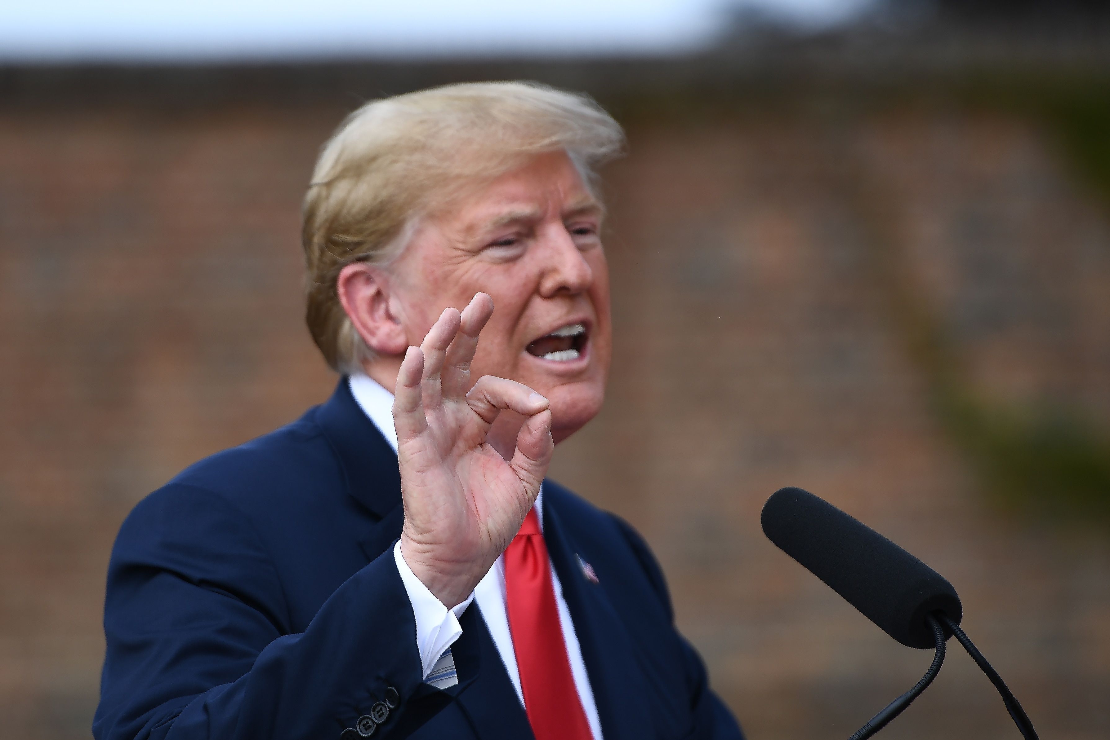 特朗普斡旋柬泰冲突  不停火不谈贸易谈判