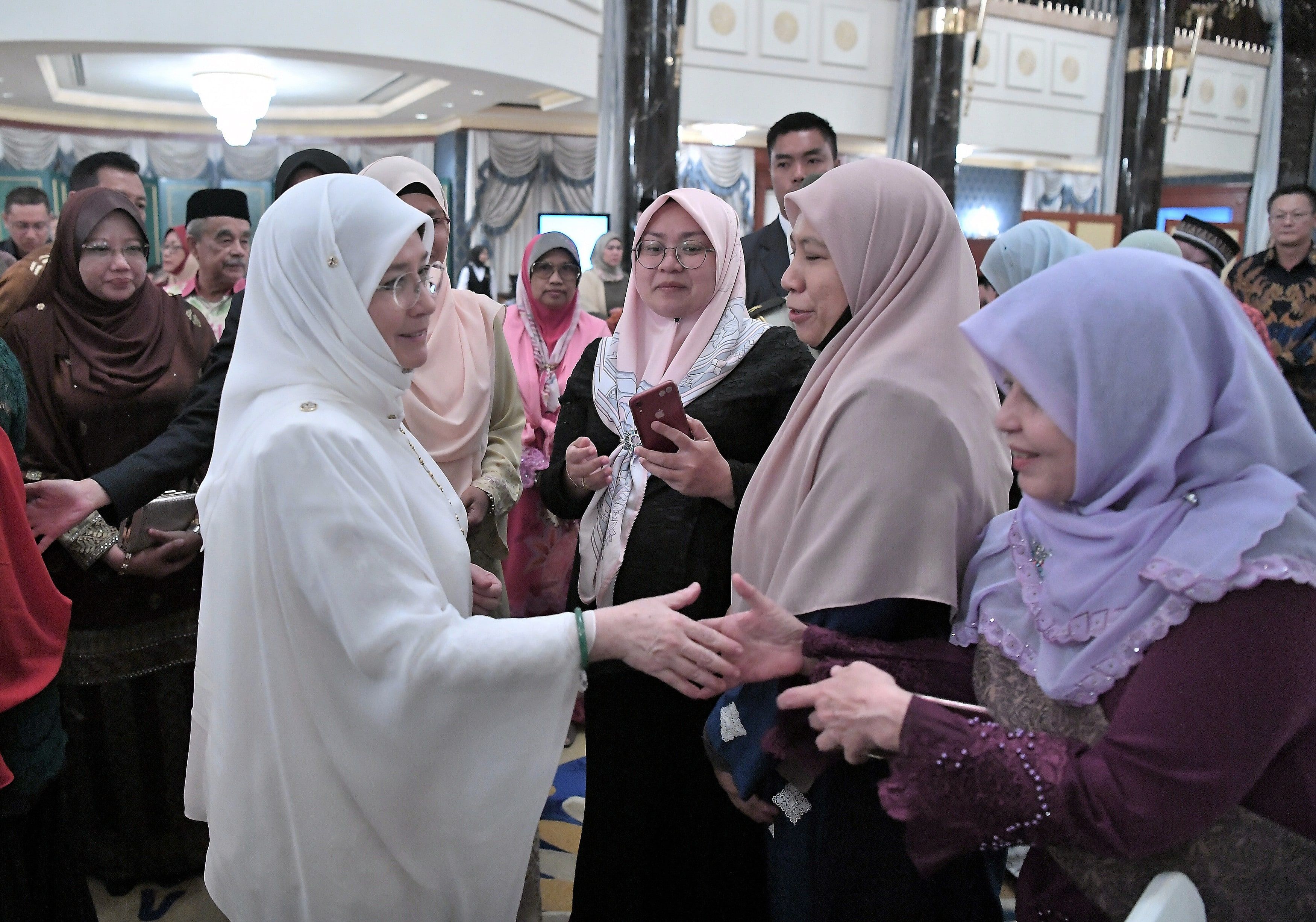 Rakyat Malaysia di Brunei berbesar hati jumpa Agong, Permaisuri