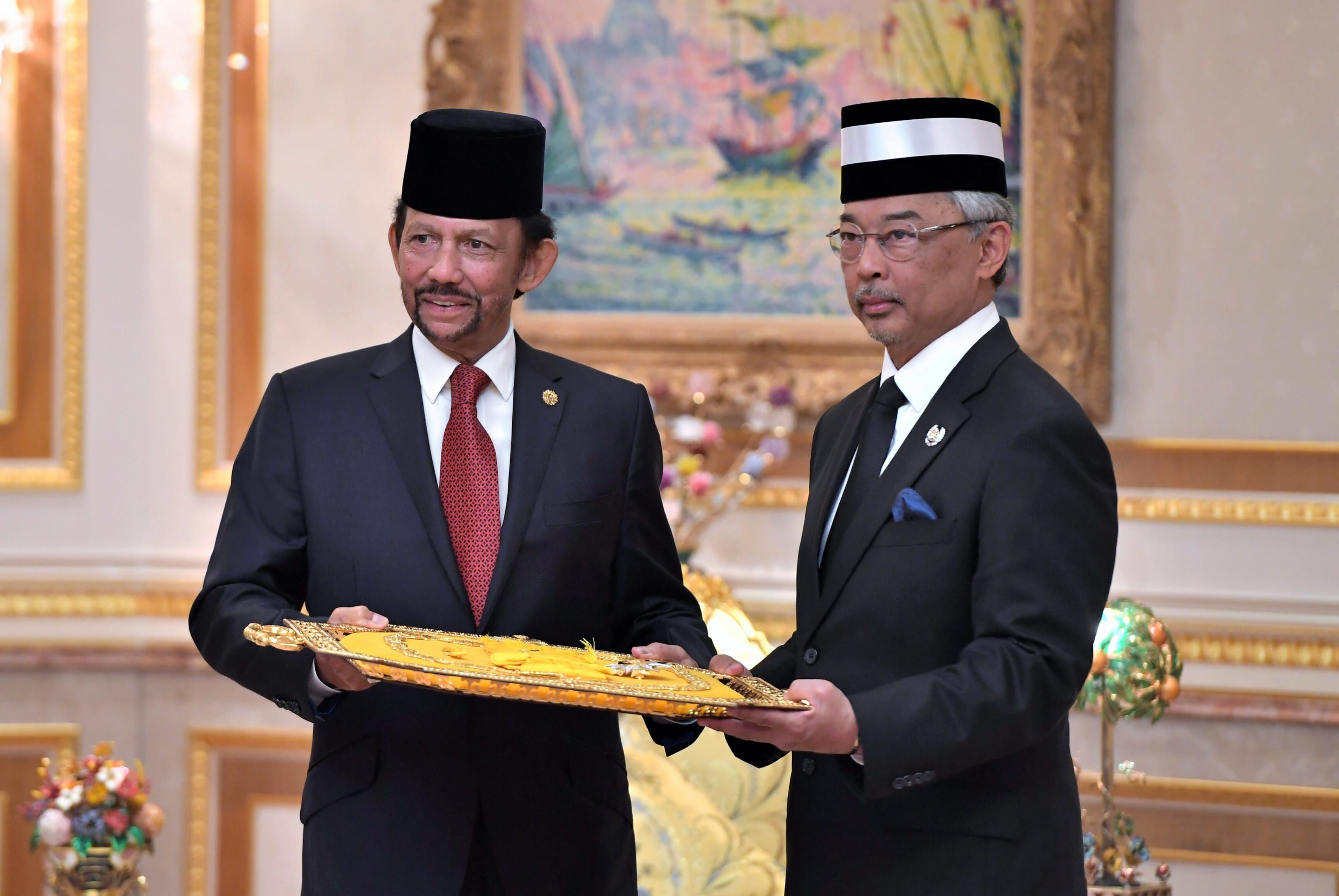 Agong terima anugerah Darjah Kerabat Mahkota Brunei