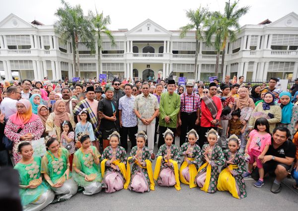 'Flashmob' Keretapi Sarong meriahkan Retro Klang 2019