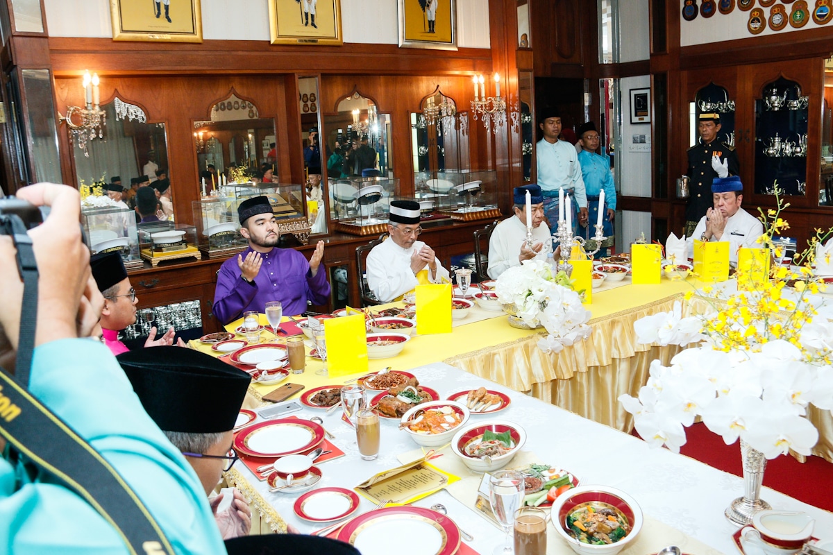 Agong penuhi persilaan santapan tengah hari bersama Sultan Selangor