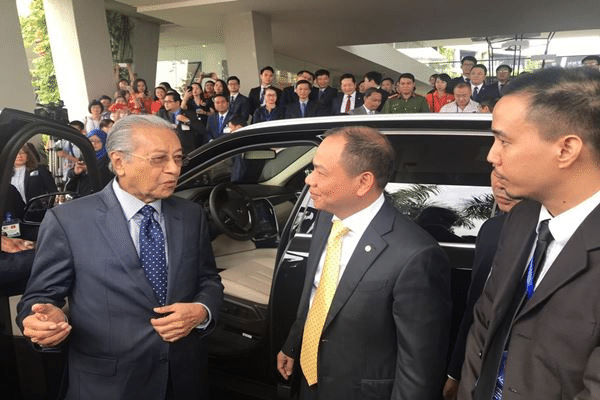 Dr Mahathir pandu uji kereta buatan Vietnam, Vinfast