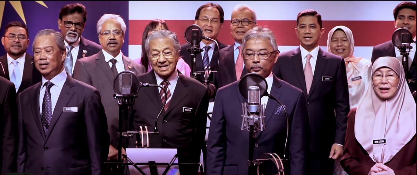 Agong, PM dan barisan menteri dendang lagu patriotik, tiup semangat harmoni