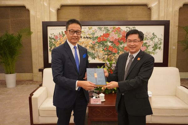 邓章钦拜会重庆市副主任 雪州向重庆企业招手