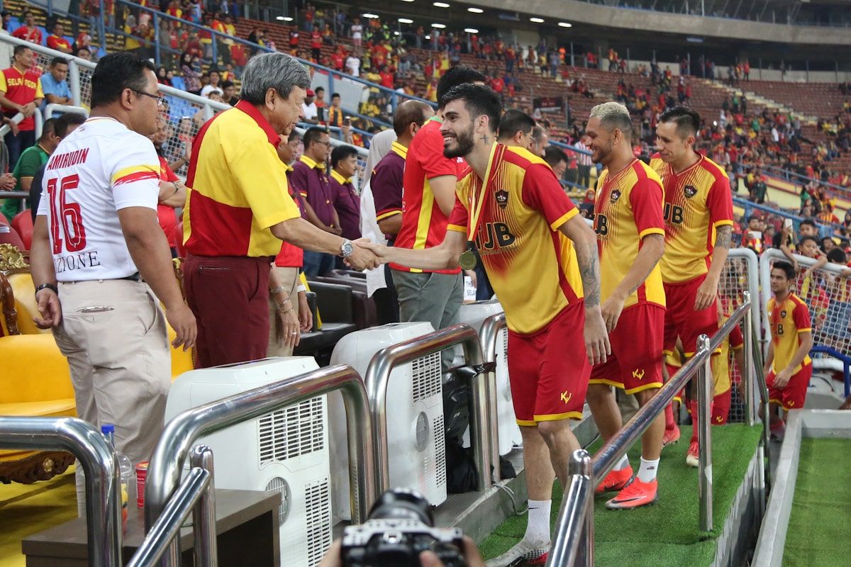 Hadiah bermakna buat Sultan Selangor, penyokong Red Giants