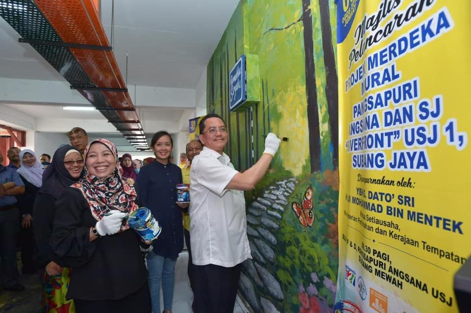 昂莎娜组屋绘国庆壁画