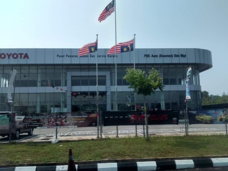 Premis gantung bendera terbalik terima surat tunjuk sebab