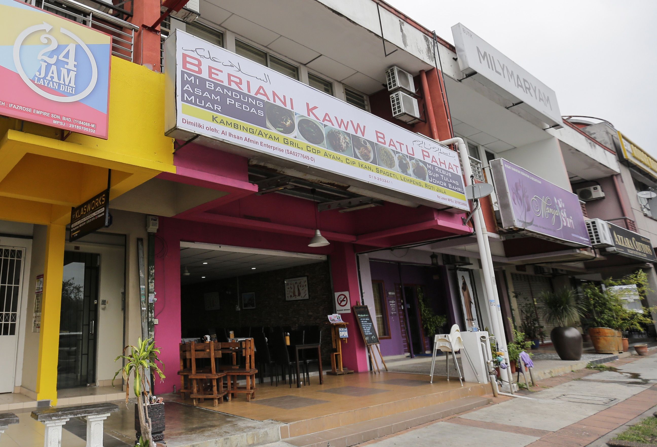 Dari bawah pokok, kini miliki restoran sendiri