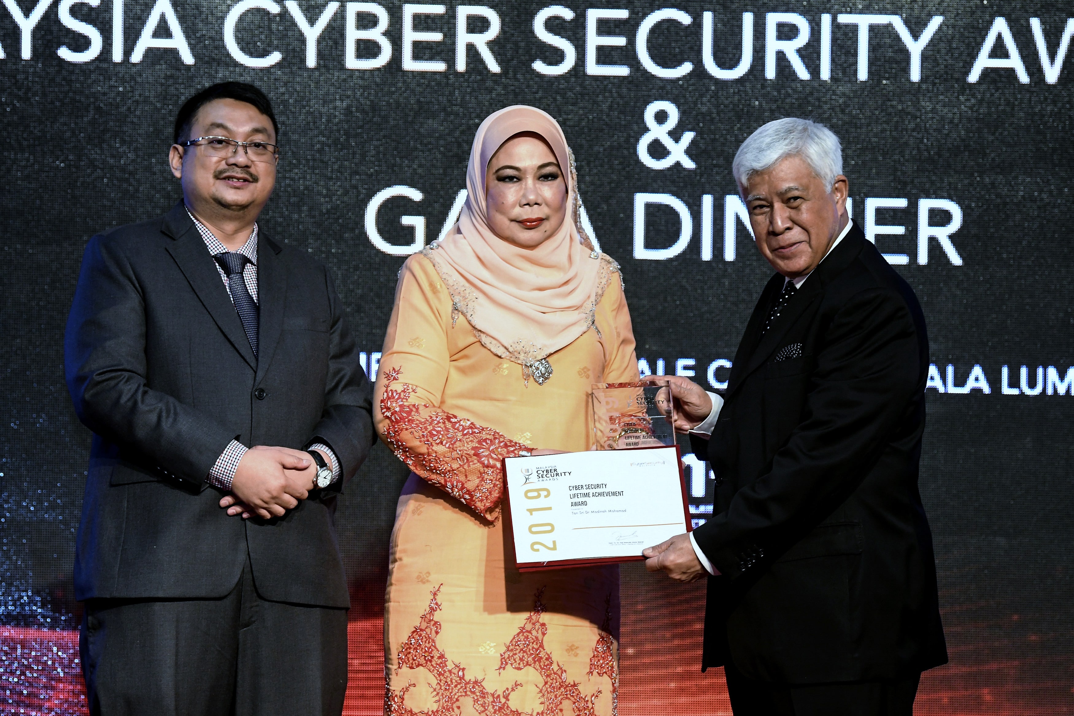 Bekas Ketua Audit Negara terima anugerah dari CyberSecurity Malaysia