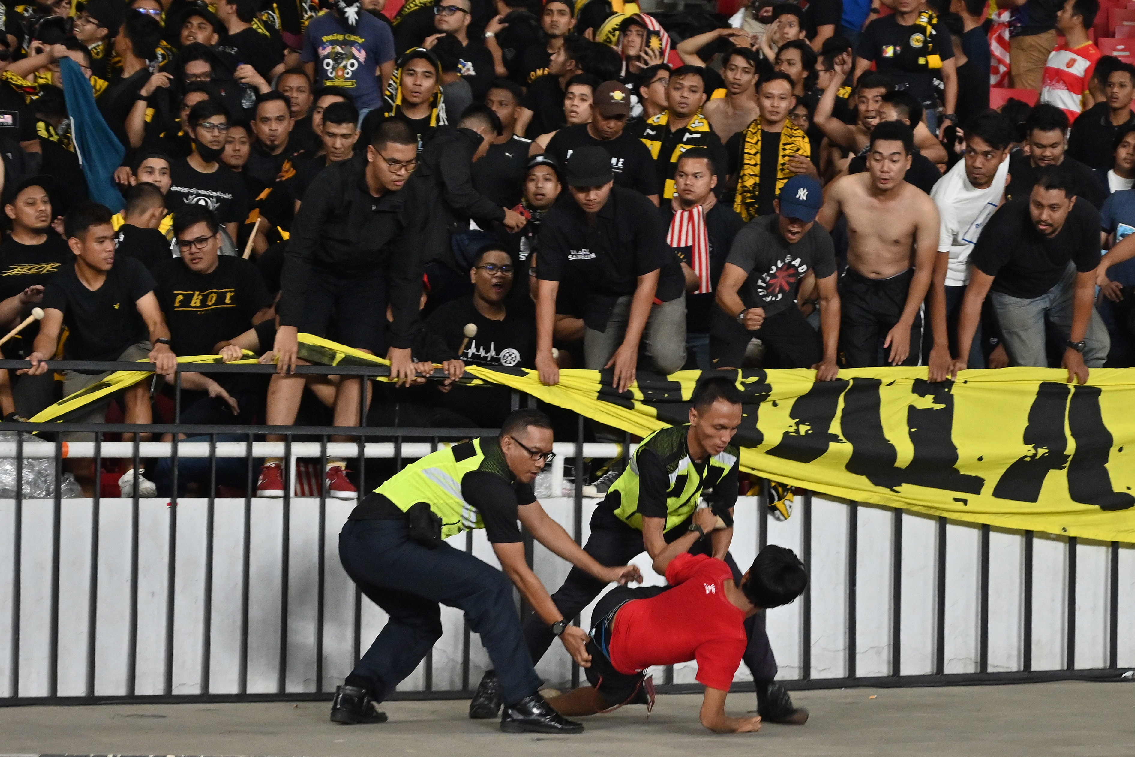 Indonesia mohon maaf rusuhan penyokong di stadium