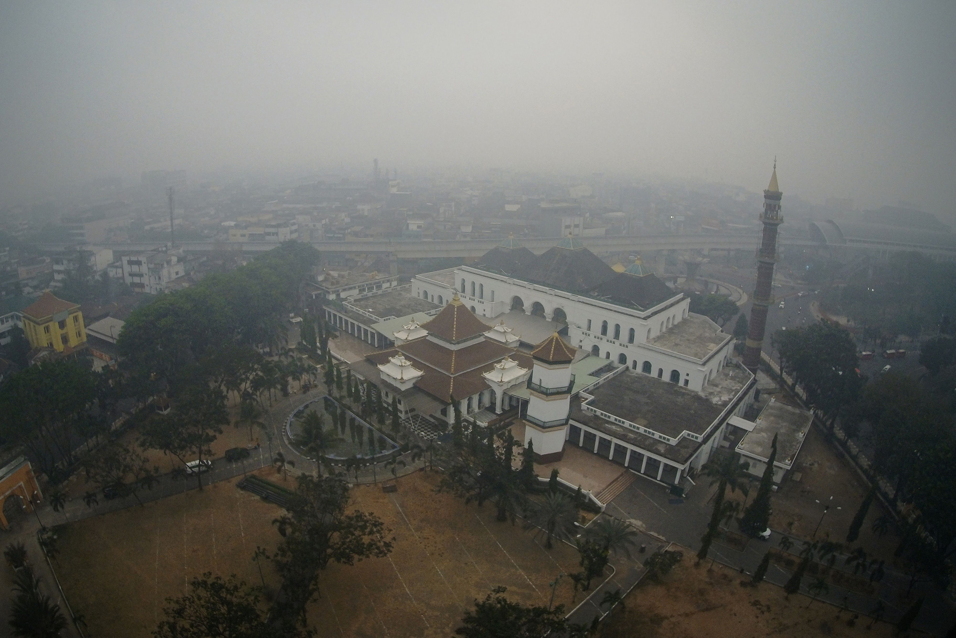 புகைமூட்டம் மோசமடைந்ததால் மலேசிய மாணவர்கள் கோலாலம்பூர், ஜாக்கர்த்தாவிற்கு அனுப்பப்பட்டனர்