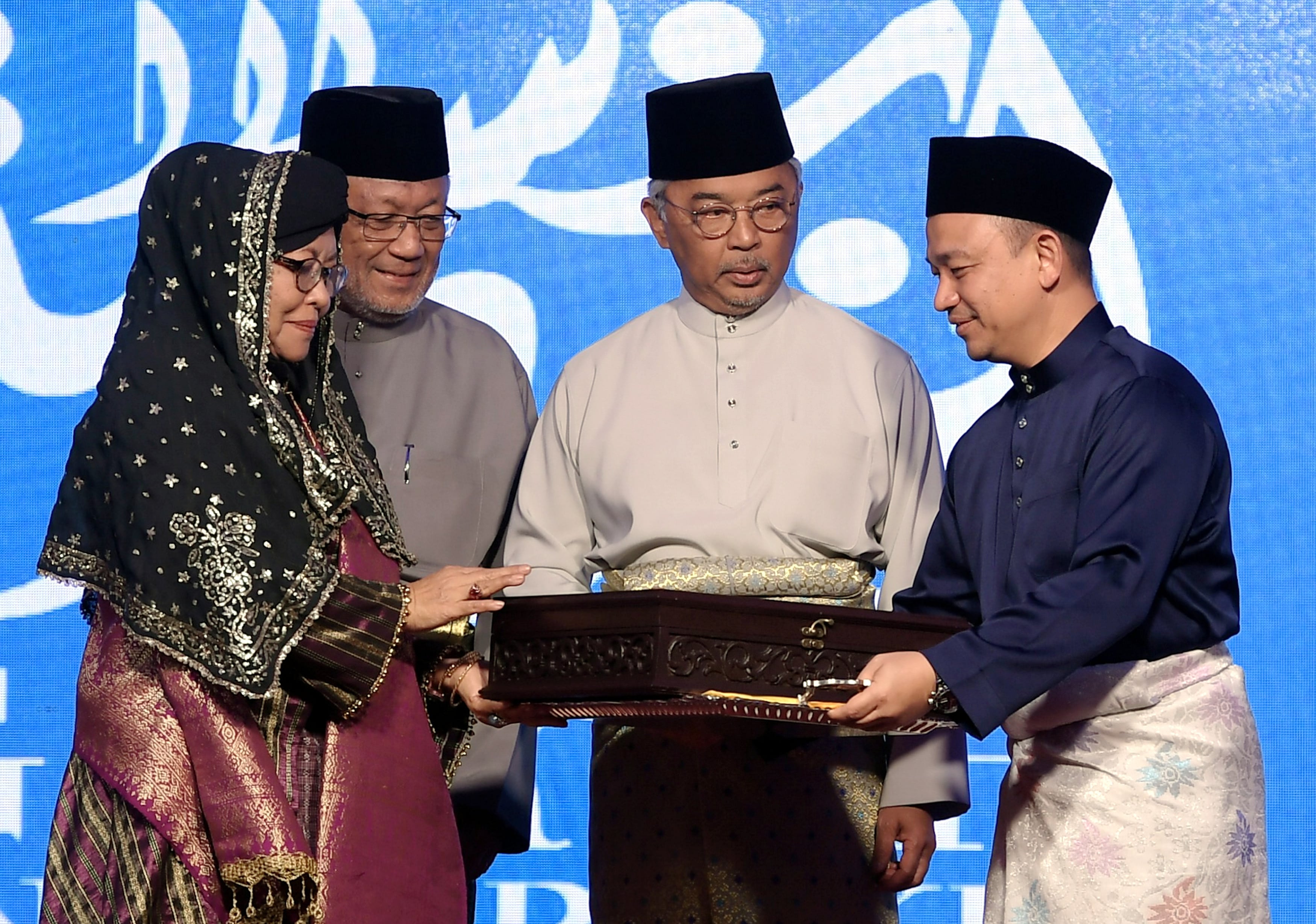 Agong berkenan kurnia watikah Sasterawan Negara ke-14