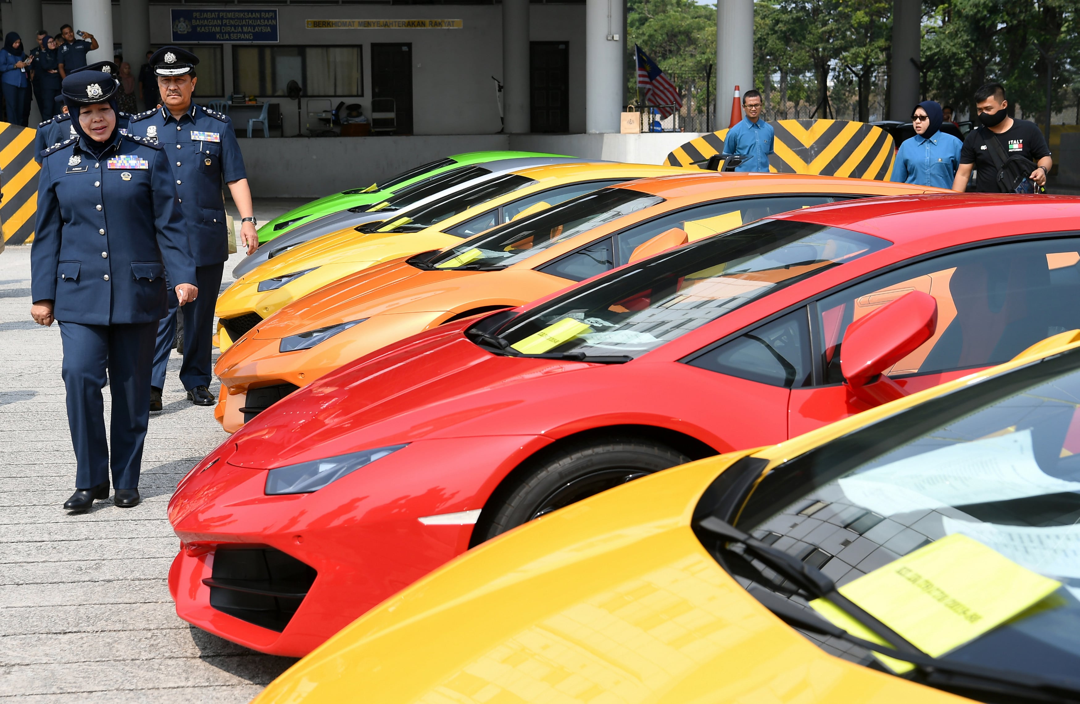 21 kereta mewah bernilai RM12.2 juta dirampas