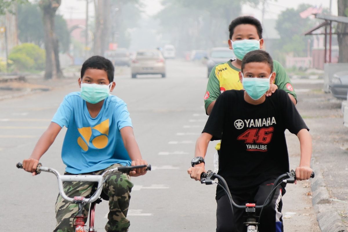 Bawa 12,000 topeng, dua lelaki Malaysia ditahan di Indonesia