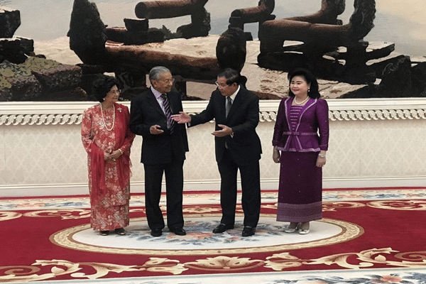 Dr Mahathir diberi sambutan permaidani merah di Kemboja