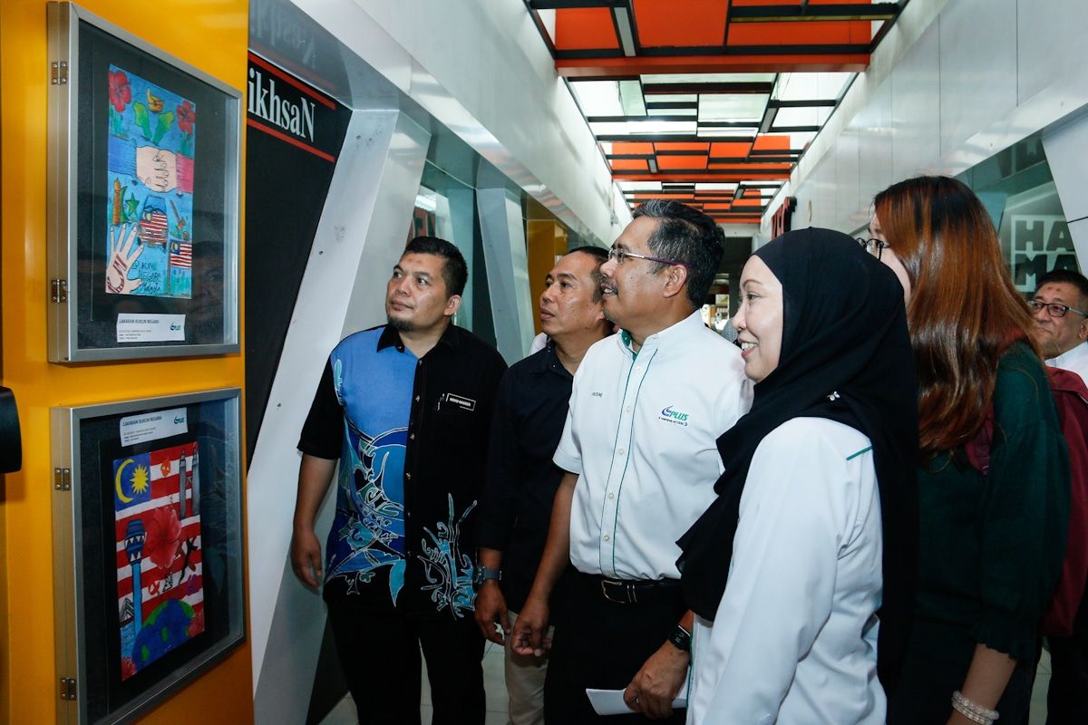 PLUS pamer karya Rukun Negara murid sekolah rendah