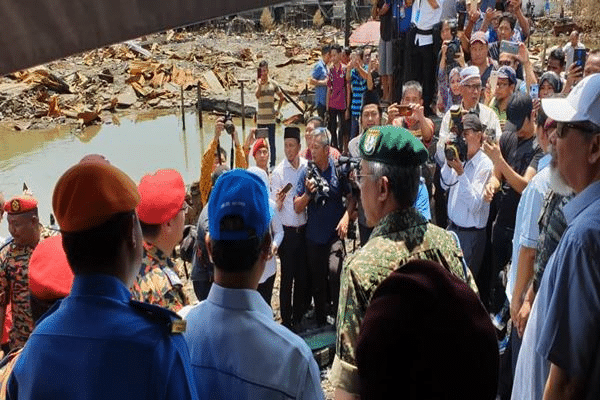 Agong cemar duli ziarah mangsa kebakaran di Tawau