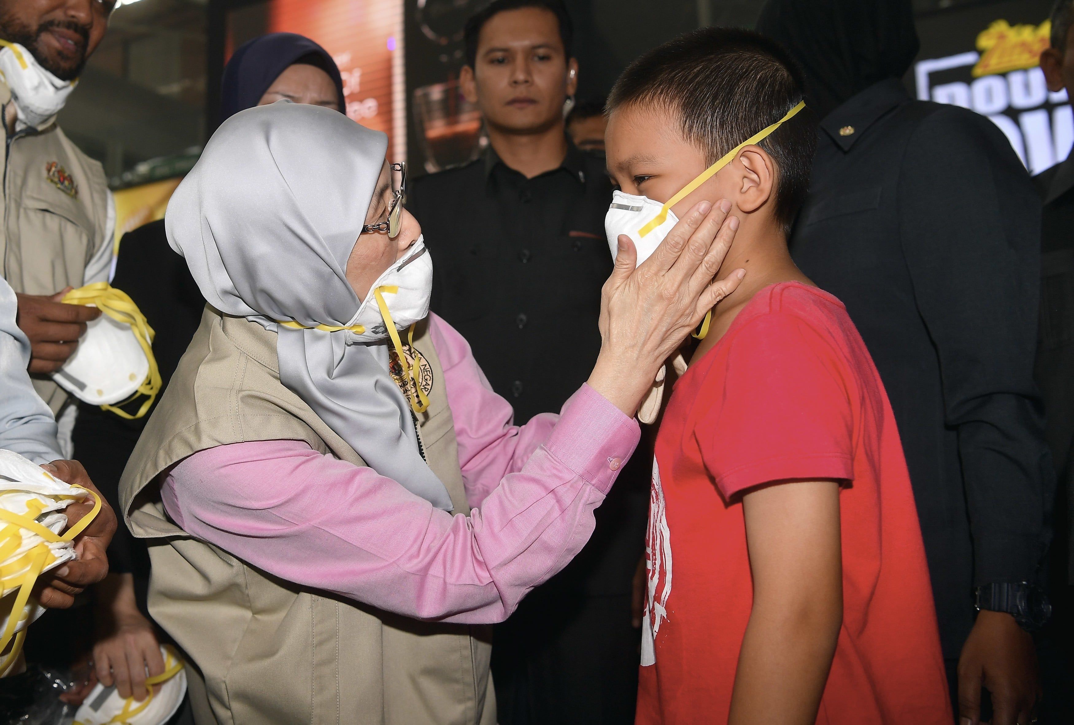 Dua juta penutup hidung dan mulut diedar kepada pelajar