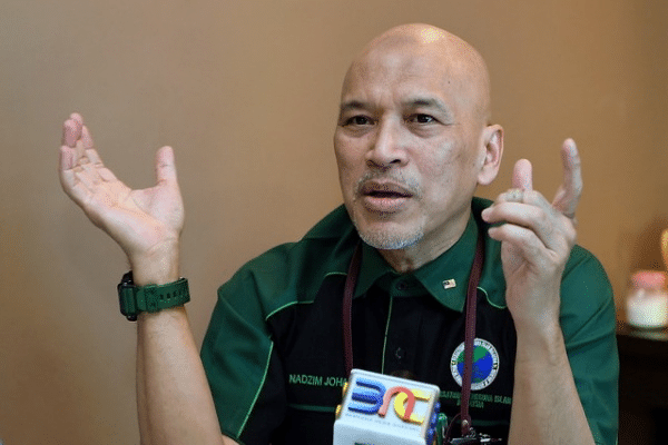 திறந்த வெளியில் மது அருந்துவதை தடை செய்ய சட்டம் இயற்றப்பட வேண்டும்